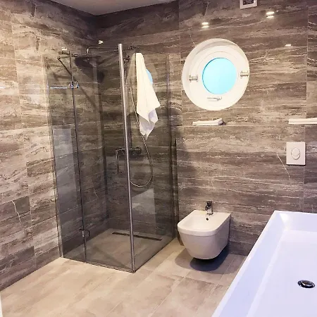 Apartman Modern For 4 Persons, Sea View, Near The *